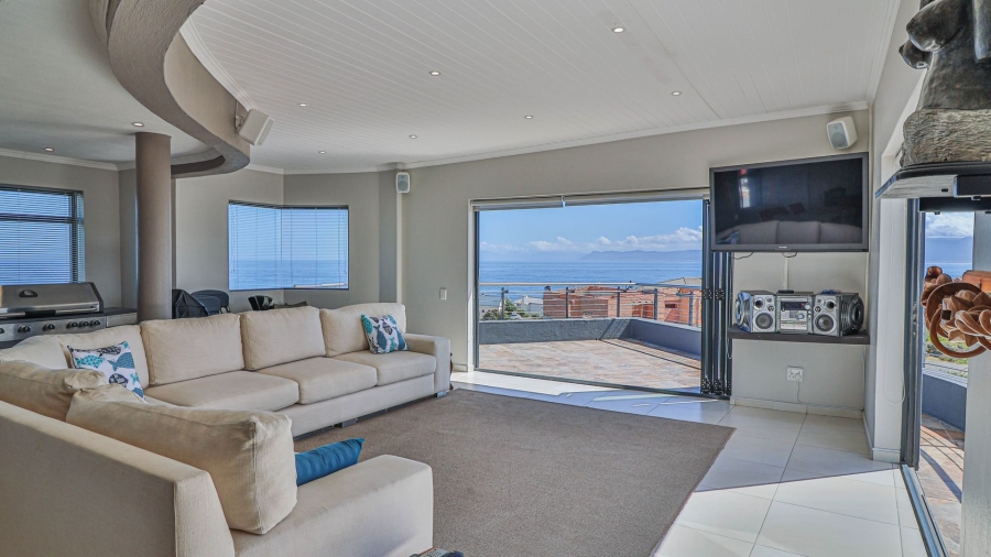 4 Bedroom Property for Sale in Perlemoenbaai Western Cape